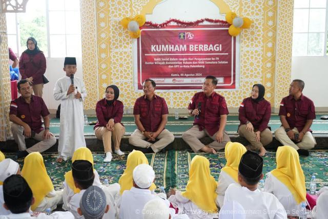 kumham sumsel berbagi ke panti 6