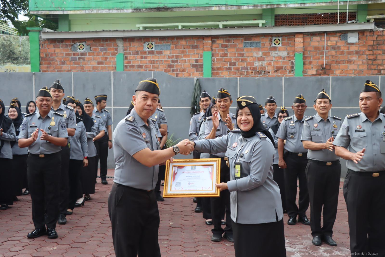 Kemenkumham Sumsel Berikan Apresiasi Kepada Pegawai Teladan pada Apel Pagi